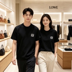 💫2026秋冬新款LOEWE罗意威刺绣短袖T恤打底衫 甄选重磅空气层面料,厚实垂顺,抗皱不易变形 胸口经典Anagram 💫2026秋冬新款LOEWE罗意威刺绣短袖T恤打底衫 甄选重磅空气层面料,厚实垂顺,抗皱不易变形 胸口经典Anagram