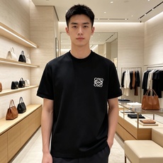 💫2026秋冬新款LOEWE罗意威刺绣短袖T恤打底衫 甄选重磅空气层面料,厚实垂顺,抗皱不易变形 胸口经典Anagram 💫2026秋冬新款LOEWE罗意威刺绣短袖T恤打底衫 甄选重磅空气层面料,厚实垂顺,抗皱不易变形 胸口经典Anagram