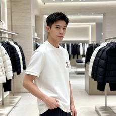 Moncler 蒙口 2026秋冬新品短袖打底T恤 极简圆领剪裁,空气层重磅面料软糯挺括 胸前彩色刺绣标识低调有质感,不 Moncler 蒙口 2026秋冬新品短袖打底T恤 极简圆领剪裁,空气层重磅面料软糯挺括 胸前彩色刺绣标识低调有质感,不