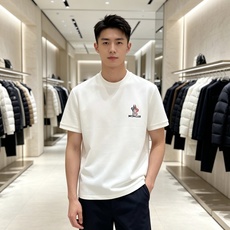 Moncler 蒙口 2026秋冬新品短袖打底T恤 极简圆领剪裁,空气层重磅面料软糯挺括 胸前彩色刺绣标识低调有质感,不 Moncler 蒙口 2026秋冬新品短袖打底T恤 极简圆领剪裁,空气层重磅面料软糯挺括 胸前彩色刺绣标识低调有质感,不