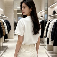 Moncler 蒙口 2026秋冬新品短袖打底T恤 极简圆领剪裁,空气层重磅面料软糯挺括 胸前彩色刺绣标识低调有质感,不 Moncler 蒙口 2026秋冬新品短袖打底T恤 极简圆领剪裁,空气层重磅面料软糯挺括 胸前彩色刺绣标识低调有质感,不
