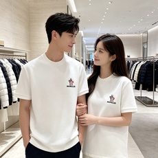 Moncler 蒙口 2026秋冬新品短袖打底T恤 极简圆领剪裁,空气层重磅面料软糯挺括 胸前彩色刺绣标识低调有质感,不 Moncler 蒙口 2026秋冬新品短袖打底T恤 极简圆领剪裁,空气层重磅面料软糯挺括 胸前彩色刺绣标识低调有质感,不