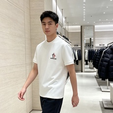 Moncler 蒙口 2026秋冬新品短袖打底T恤 极简圆领剪裁,空气层重磅面料软糯挺括 胸前彩色刺绣标识低调有质感,不 Moncler 蒙口 2026秋冬新品短袖打底T恤 极简圆领剪裁,空气层重磅面料软糯挺括 胸前彩色刺绣标识低调有质感,不