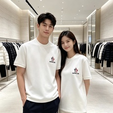 Moncler 蒙口 2026秋冬新品短袖打底T恤 极简圆领剪裁,空气层重磅面料软糯挺括 胸前彩色刺绣标识低调有质感,不 Moncler 蒙口 2026秋冬新品短袖打底T恤 极简圆领剪裁,空气层重磅面料软糯挺括 胸前彩色刺绣标识低调有质感,不