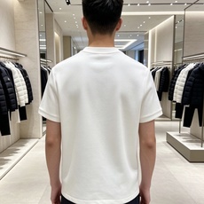 Moncler 蒙口 2026秋冬新品短袖打底T恤 极简圆领剪裁,空气层重磅面料软糯挺括 胸前彩色刺绣标识低调有质感,不 Moncler 蒙口 2026秋冬新品短袖打底T恤 极简圆领剪裁,空气层重磅面料软糯挺括 胸前彩色刺绣标识低调有质感,不