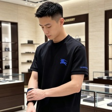Burberry 2026秋冬巴宝莉骑士刺绣空气层短袖T恤打底衫 高密重磅空气层面料,厚实挺括抗皱,秋冬内搭刚需款,四季 Burberry 2026秋冬巴宝莉骑士刺绣空气层短袖T恤打底衫 高密重磅空气层面料,厚实挺括抗皱,秋冬内搭刚需款,四季