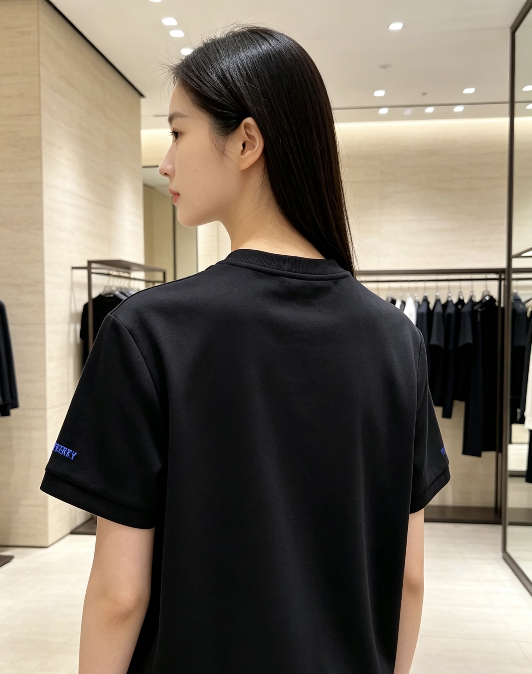 Burberry 2026秋冬巴宝莉骑士刺绣空气层短袖T恤打底衫 高密重磅空气层面料,厚实挺括抗皱,秋冬内搭刚需款,四季 Burberry 2026秋冬巴宝莉骑士刺绣空气层短袖T恤打底衫 高密重磅空气层面料,厚实挺括抗皱,秋冬内搭刚需款,四季