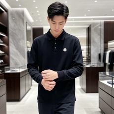 Moncler 2026秋冬蒙口长袖Polo衫 重磅珠地面料,挺括不粘身,春秋单穿、冬季内搭羽绒服都合适 经典翻领+三粒 Moncler 2026秋冬蒙口长袖Polo衫 重磅珠地面料,挺括不粘身,春秋单穿、冬季内搭羽绒服都合适 经典翻领+三粒