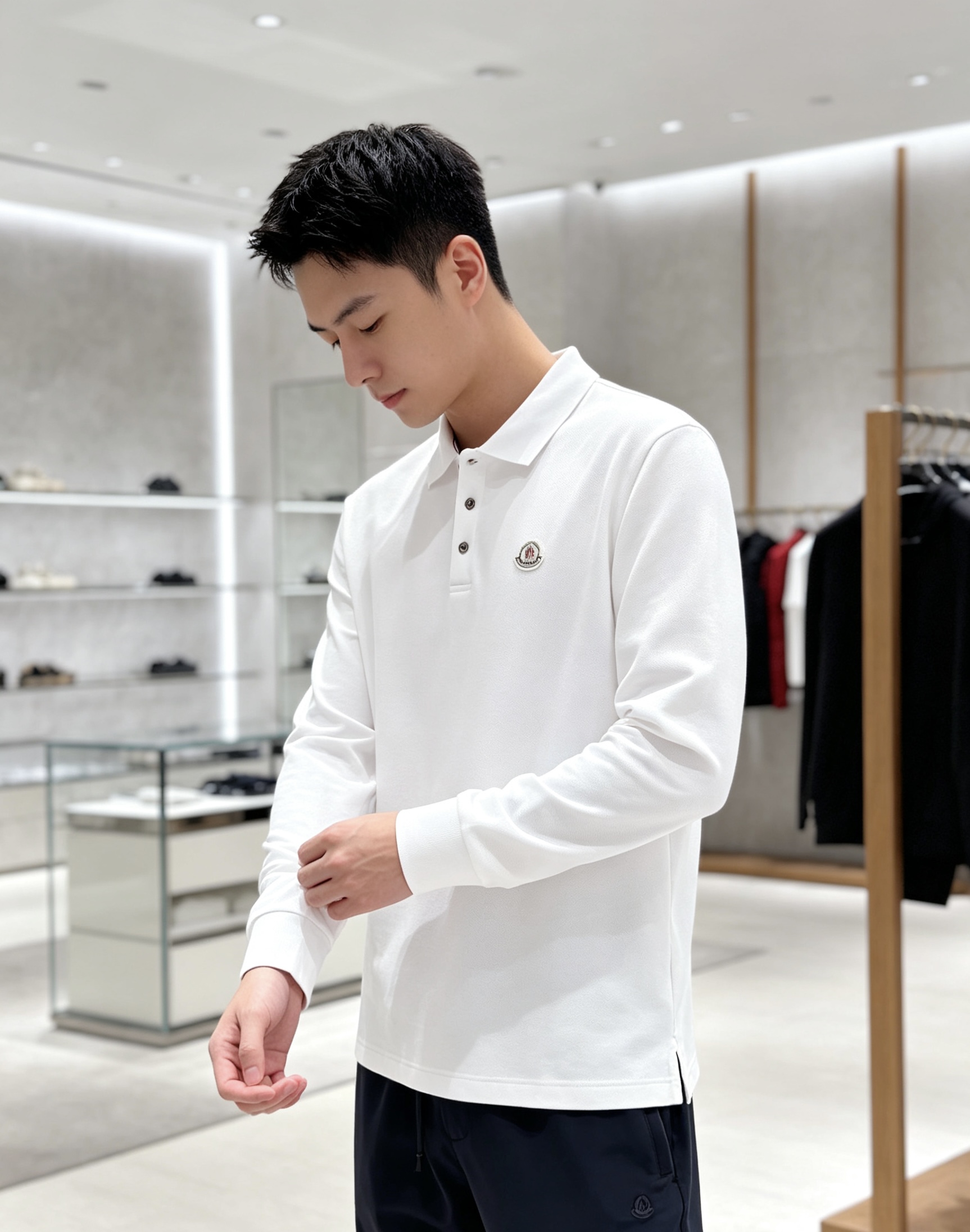 Moncler 2026秋冬蒙口长袖Polo衫 重磅珠地面料,挺括不粘身,春秋单穿、冬季内搭羽绒服都合适 经典翻领+三粒 Moncler 2026秋冬蒙口长袖Polo衫 重磅珠地面料,挺括不粘身,春秋单穿、冬季内搭羽绒服都合适 经典翻领+三粒