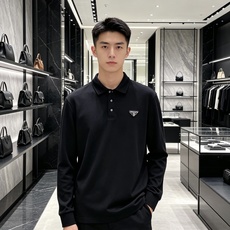 Prada 普拉达 2026秋冬三角金属标长袖Polo 高密细腻珠地棉面料,柔软亲肤,上身挺括有型,久穿不易起皱变形 简 Prada 普拉达 2026秋冬三角金属标长袖Polo 高密细腻珠地棉面料,柔软亲肤,上身挺括有型,久穿不易起皱变形 简