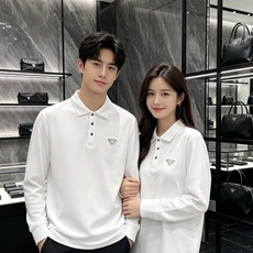 Prada 普拉达 2026秋冬三角金属标长袖Polo 高密细腻珠地棉面料,柔软亲肤,上身挺括有型,久穿不易起皱变形 简 Prada 普拉达 2026秋冬三角金属标长袖Polo 高密细腻珠地棉面料,柔软亲肤,上身挺括有型,久穿不易起皱变形 简