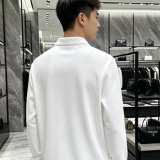 Prada 普拉达 2026秋冬三角金属标长袖Polo 高密细腻珠地棉面料,柔软亲肤,上身挺括有型,久穿不易起皱变形 简 Prada 普拉达 2026秋冬三角金属标长袖Polo 高密细腻珠地棉面料,柔软亲肤,上身挺括有型,久穿不易起皱变形 简