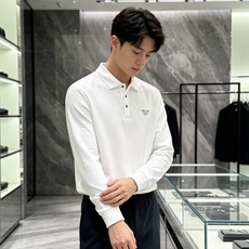 Prada 普拉达 2026秋冬三角金属标长袖Polo 高密细腻珠地棉面料,柔软亲肤,上身挺括有型,久穿不易起皱变形 简 Prada 普拉达 2026秋冬三角金属标长袖Polo 高密细腻珠地棉面料,柔软亲肤,上身挺括有型,久穿不易起皱变形 简