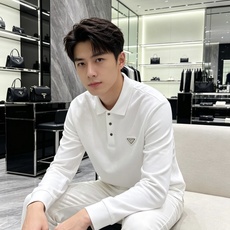Prada 普拉达 2026秋冬三角金属标长袖Polo 高密细腻珠地棉面料,柔软亲肤,上身挺括有型,久穿不易起皱变形 简 Prada 普拉达 2026秋冬三角金属标长袖Polo 高密细腻珠地棉面料,柔软亲肤,上身挺括有型,久穿不易起皱变形 简