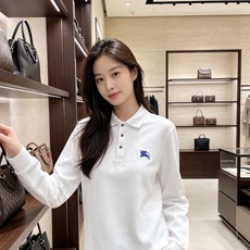 Burberry 巴宝莉 2026秋冬蓝标战马长袖Polo 高密珠地棉面料,软糯透气,上身挺括有型,反复洗不易起球发白 Burberry 巴宝莉 2026秋冬蓝标战马长袖Polo 高密珠地棉面料,软糯透气,上身挺括有型,反复洗不易起球发白