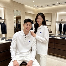 Burberry 巴宝莉 2026秋冬蓝标战马长袖Polo 高密珠地棉面料,软糯透气,上身挺括有型,反复洗不易起球发白 Burberry 巴宝莉 2026秋冬蓝标战马长袖Polo 高密珠地棉面料,软糯透气,上身挺括有型,反复洗不易起球发白