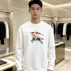 Burberry 巴宝莉 2026秋冬经典骑士战马刺绣圆领卫衣 原版辅料完整复刻,高品质空气层面料,触感柔软垂顺不易变形 Burberry 巴宝莉 2026秋冬经典骑士战马刺绣圆领卫衣 原版辅料完整复刻,高品质空气层面料,触感柔软垂顺不易变形
