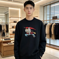 Burberry 巴宝莉 2026秋冬经典骑士战马刺绣圆领卫衣 原版辅料完整复刻,高品质空气层面料,触感柔软垂顺不易变形 Burberry 巴宝莉 2026秋冬经典骑士战马刺绣圆领卫衣 原版辅料完整复刻,高品质空气层面料,触感柔软垂顺不易变形