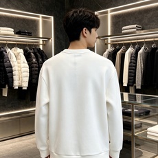 Moncler 蒙口 2026秋冬新款圆领卫衣 采用高密空气层面料,透气不闷,垂感十足,久穿不易起皱 胸前三色徽章立体刺 Moncler 蒙口 2026秋冬新款圆领卫衣 采用高密空气层面料,透气不闷,垂感十足,久穿不易起皱 胸前三色徽章立体刺