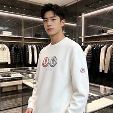 Moncler 蒙口 2026秋冬新款圆领卫衣 采用高密空气层面料,透气不闷,垂感十足,久穿不易起皱 胸前三色徽章立体刺 Moncler 蒙口 2026秋冬新款圆领卫衣 采用高密空气层面料,透气不闷,垂感十足,久穿不易起皱 胸前三色徽章立体刺