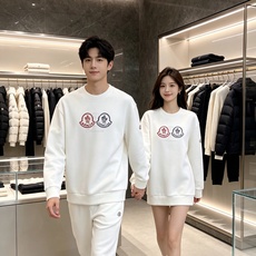 Moncler 蒙口 2026秋冬新款圆领卫衣 采用高密空气层面料,透气不闷,垂感十足,久穿不易起皱 胸前三色徽章立体刺 Moncler 蒙口 2026秋冬新款圆领卫衣 采用高密空气层面料,透气不闷,垂感十足,久穿不易起皱 胸前三色徽章立体刺