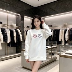 Moncler 蒙口 2026秋冬新款圆领卫衣 采用高密空气层面料,透气不闷,垂感十足,久穿不易起皱 胸前三色徽章立体刺 Moncler 蒙口 2026秋冬新款圆领卫衣 采用高密空气层面料,透气不闷,垂感十足,久穿不易起皱 胸前三色徽章立体刺