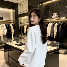 Moncler 蒙口 2026秋冬新款圆领卫衣 采用高密空气层面料,透气不闷,垂感十足,久穿不易起皱 胸前三色徽章立体刺 Moncler 蒙口 2026秋冬新款圆领卫衣 采用高密空气层面料,透气不闷,垂感十足,久穿不易起皱 胸前三色徽章立体刺