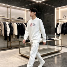 Moncler 蒙口 2026秋冬新款圆领卫衣 采用高密空气层面料,透气不闷,垂感十足,久穿不易起皱 胸前三色徽章立体刺 Moncler 蒙口 2026秋冬新款圆领卫衣 采用高密空气层面料,透气不闷,垂感十足,久穿不易起皱 胸前三色徽章立体刺
