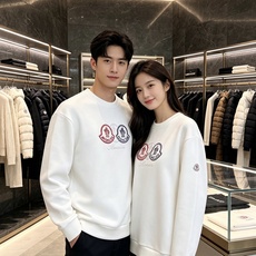 Moncler 蒙口 2026秋冬新款圆领卫衣 采用高密空气层面料,透气不闷,垂感十足,久穿不易起皱 胸前三色徽章立体刺 Moncler 蒙口 2026秋冬新款圆领卫衣 采用高密空气层面料,透气不闷,垂感十足,久穿不易起皱 胸前三色徽章立体刺