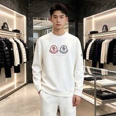 Moncler 蒙口 2026秋冬新款圆领卫衣 采用高密空气层面料,透气不闷,垂感十足,久穿不易起皱 胸前三色徽章立体刺 Moncler 蒙口 2026秋冬新款圆领卫衣 采用高密空气层面料,透气不闷,垂感十足,久穿不易起皱 胸前三色徽章立体刺