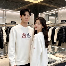 Moncler 蒙口 2026秋冬新款圆领卫衣 采用高密空气层面料,透气不闷,垂感十足,久穿不易起皱 胸前三色徽章立体刺 Moncler 蒙口 2026秋冬新款圆领卫衣 采用高密空气层面料,透气不闷,垂感十足,久穿不易起皱 胸前三色徽章立体刺
