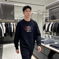 Moncler 蒙口 2026秋冬新款圆领卫衣 采用高密空气层面料,透气不闷,垂感十足,久穿不易起皱 胸前三色徽章立体刺 Moncler 蒙口 2026秋冬新款圆领卫衣 采用高密空气层面料,透气不闷,垂感十足,久穿不易起皱 胸前三色徽章立体刺