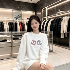 Moncler 蒙口 2026秋冬新款圆领卫衣 采用高密空气层面料,透气不闷,垂感十足,久穿不易起皱 胸前三色徽章立体刺 Moncler 蒙口 2026秋冬新款圆领卫衣 采用高密空气层面料,透气不闷,垂感十足,久穿不易起皱 胸前三色徽章立体刺