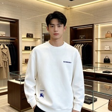 Burberry 巴宝莉 2026秋冬蓝色字母刺绣战马布标圆领卫衣 原版辅料完整复刻,高品质空气层面料,触感细腻亲肤。胸 Burberry 巴宝莉 2026秋冬蓝色字母刺绣战马布标圆领卫衣 原版辅料完整复刻,高品质空气层面料,触感细腻亲肤。胸