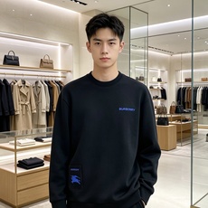 Burberry 巴宝莉 2026秋冬蓝色字母刺绣战马布标圆领卫衣 原版辅料完整复刻,高品质空气层面料,触感细腻亲肤。胸 Burberry 巴宝莉 2026秋冬蓝色字母刺绣战马布标圆领卫衣 原版辅料完整复刻,高品质空气层面料,触感细腻亲肤。胸