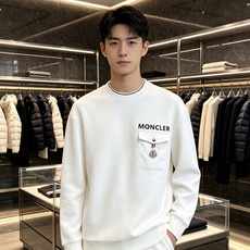 Moncler 蒙口 2026秋冬新款口袋徽章圆领卫衣,原版五金辅料完整复刻,高品质空气层面料,软糯挺括不易变形,版型宽 Moncler 蒙口 2026秋冬新款口袋徽章圆领卫衣,原版五金辅料完整复刻,高品质空气层面料,软糯挺括不易变形,版型宽