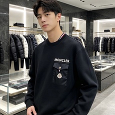 Moncler 蒙口 2026秋冬新款口袋徽章圆领卫衣,原版五金辅料完整复刻,高品质空气层面料,软糯挺括不易变形,版型宽 Moncler 蒙口 2026秋冬新款口袋徽章圆领卫衣,原版五金辅料完整复刻,高品质空气层面料,软糯挺括不易变形,版型宽