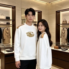 Burberry 巴宝莉 2026秋冬新款圆领卫衣 高克重空气层面料,上身挺括不易变形 肩部经典格纹拼接,胸前复古徽章立 Burberry 巴宝莉 2026秋冬新款圆领卫衣 高克重空气层面料,上身挺括不易变形 肩部经典格纹拼接,胸前复古徽章立