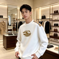 Burberry 巴宝莉 2026秋冬新款圆领卫衣 高克重空气层面料,上身挺括不易变形 肩部经典格纹拼接,胸前复古徽章立 Burberry 巴宝莉 2026秋冬新款圆领卫衣 高克重空气层面料,上身挺括不易变形 肩部经典格纹拼接,胸前复古徽章立