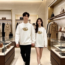 Burberry 巴宝莉 2026秋冬新款圆领卫衣 高克重空气层面料,上身挺括不易变形 肩部经典格纹拼接,胸前复古徽章立 Burberry 巴宝莉 2026秋冬新款圆领卫衣 高克重空气层面料,上身挺括不易变形 肩部经典格纹拼接,胸前复古徽章立