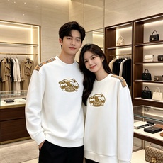 Burberry 巴宝莉 2026秋冬新款圆领卫衣 高克重空气层面料,上身挺括不易变形 肩部经典格纹拼接,胸前复古徽章立 Burberry 巴宝莉 2026秋冬新款圆领卫衣 高克重空气层面料,上身挺括不易变形 肩部经典格纹拼接,胸前复古徽章立