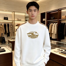 Burberry 巴宝莉 2026秋冬新款圆领卫衣 高克重空气层面料,上身挺括不易变形 肩部经典格纹拼接,胸前复古徽章立 Burberry 巴宝莉 2026秋冬新款圆领卫衣 高克重空气层面料,上身挺括不易变形 肩部经典格纹拼接,胸前复古徽章立