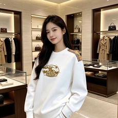 Burberry 巴宝莉 2026秋冬新款圆领卫衣 高克重空气层面料,上身挺括不易变形 肩部经典格纹拼接,胸前复古徽章立 Burberry 巴宝莉 2026秋冬新款圆领卫衣 高克重空气层面料,上身挺括不易变形 肩部经典格纹拼接,胸前复古徽章立