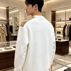 Burberry 巴宝莉 2026秋冬新款圆领卫衣 高克重空气层面料,上身挺括不易变形 肩部经典格纹拼接,胸前复古徽章立 Burberry 巴宝莉 2026秋冬新款圆领卫衣 高克重空气层面料,上身挺括不易变形 肩部经典格纹拼接,胸前复古徽章立