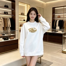 Burberry 巴宝莉 2026秋冬新款圆领卫衣 高克重空气层面料,上身挺括不易变形 肩部经典格纹拼接,胸前复古徽章立 Burberry 巴宝莉 2026秋冬新款圆领卫衣 高克重空气层面料,上身挺括不易变形 肩部经典格纹拼接,胸前复古徽章立