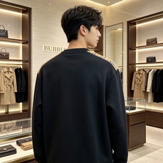 Burberry 巴宝莉 2026秋冬新款圆领卫衣 高克重空气层面料,上身挺括不易变形 肩部经典格纹拼接,胸前复古徽章立 Burberry 巴宝莉 2026秋冬新款圆领卫衣 高克重空气层面料,上身挺括不易变形 肩部经典格纹拼接,胸前复古徽章立