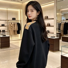 Burberry 巴宝莉 2026秋冬新款圆领卫衣 高克重空气层面料,上身挺括不易变形 肩部经典格纹拼接,胸前复古徽章立 Burberry 巴宝莉 2026秋冬新款圆领卫衣 高克重空气层面料,上身挺括不易变形 肩部经典格纹拼接,胸前复古徽章立