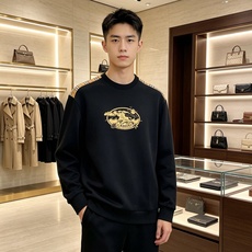 Burberry 巴宝莉 2026秋冬新款圆领卫衣 高克重空气层面料,上身挺括不易变形 肩部经典格纹拼接,胸前复古徽章立 Burberry 巴宝莉 2026秋冬新款圆领卫衣 高克重空气层面料,上身挺括不易变形 肩部经典格纹拼接,胸前复古徽章立