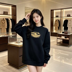 Burberry 巴宝莉 2026秋冬新款圆领卫衣 高克重空气层面料,上身挺括不易变形 肩部经典格纹拼接,胸前复古徽章立 Burberry 巴宝莉 2026秋冬新款圆领卫衣 高克重空气层面料,上身挺括不易变形 肩部经典格纹拼接,胸前复古徽章立