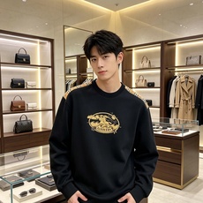 Burberry 巴宝莉 2026秋冬新款圆领卫衣 高克重空气层面料,上身挺括不易变形 肩部经典格纹拼接,胸前复古徽章立 Burberry 巴宝莉 2026秋冬新款圆领卫衣 高克重空气层面料,上身挺括不易变形 肩部经典格纹拼接,胸前复古徽章立